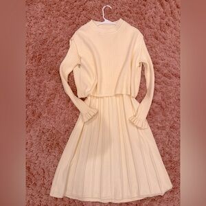 Medium long sleeve cream dress with vest